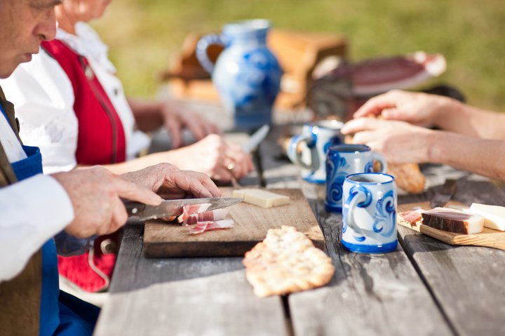 Südtiroler Speck, Wein und Käse auf der Alm