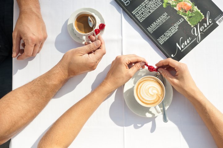 Ein Cappuccino und ein Espresso auf der Terrasse eines Hotels geniessen. 